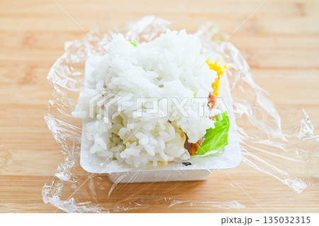 豆腐パックを再利用した四角いおにぎり作り 豆腐パックを再利用した四角いおにぎり作り 135032315