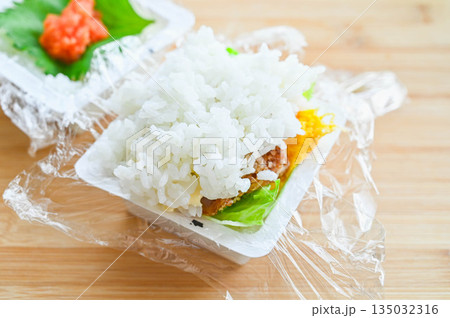 豆腐パックを再利用した四角いおにぎり作り 豆腐パックを再利用した四角いおにぎり作り 135032316