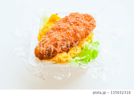 豆腐パックを再利用した四角いおにぎり作り 135032318