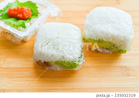 豆腐パックを再利用した四角いおにぎり作り 135032319