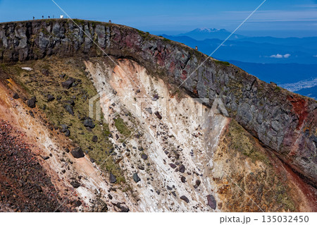 八ヶ岳連峰・硫黄岳山の火口壁と御嶽山の眺め 八ヶ岳連峰・硫黄岳山の火口壁と御嶽山の眺め 135032450