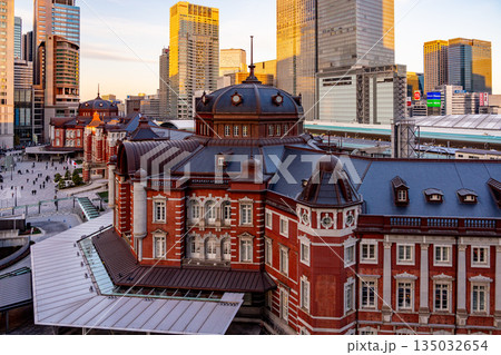 (東京都)東京駅 丸の内 駅舎 夕景 (東京都)東京駅 丸の内 駅舎 夕景 135032654