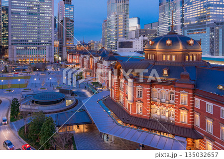 （東京都）東京駅　丸の内　駅舎　夕景 135032657