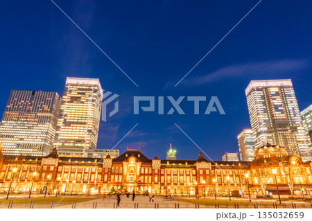 (東京都)東京駅 丸の内 駅舎 夕景 (東京都)東京駅 丸の内 駅舎 夕景 135032659