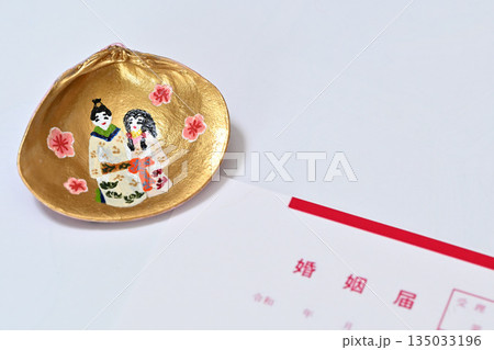 貝殻に描かれた男女と婚姻届 貝殻に描かれた男女と婚姻届 135033196
