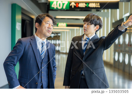 打ち合わせをするビジネスマン　 135033505