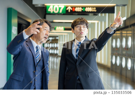 打ち合わせをするビジネスマン 打ち合わせをするビジネスマン 135033506