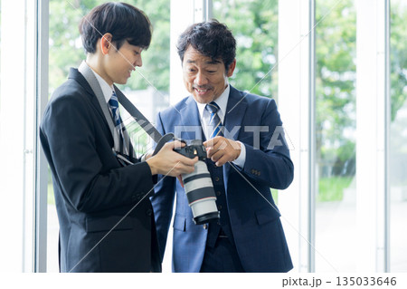スーツの男性を撮影するカメラマン　 135033646