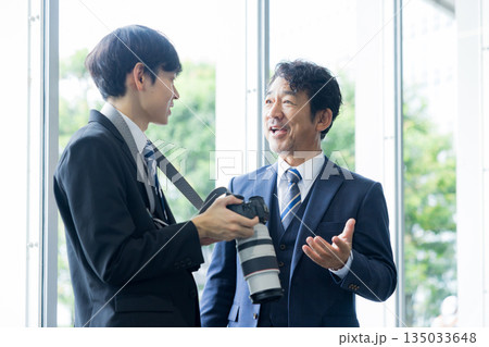 スーツの男性を撮影するカメラマン　 135033648