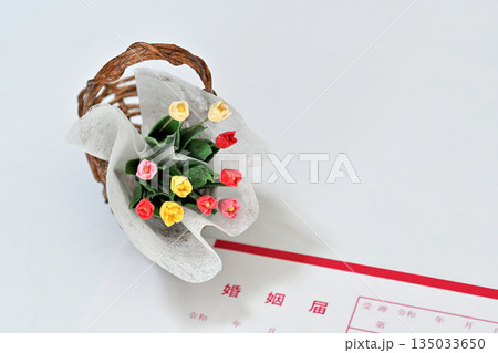チューリップの花束と婚姻届 チューリップの花束と婚姻届 135033650