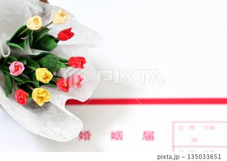 チューリップの花束と婚姻届 135033651