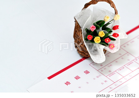 チューリップの花束と婚姻届 135033652
