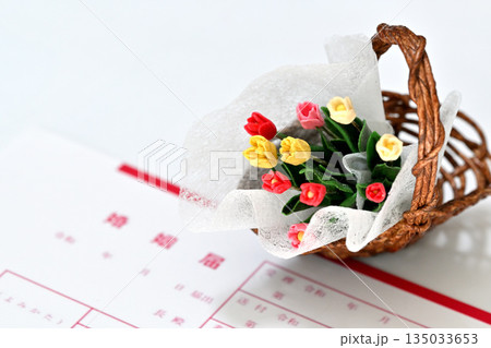 チューリップの花束と婚姻届 チューリップの花束と婚姻届 135033653