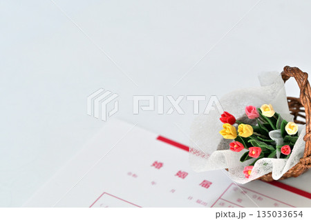 チューリップの花束と婚姻届 チューリップの花束と婚姻届 135033654