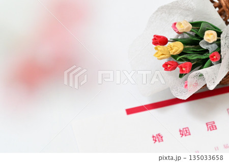 チューリップの花束と婚姻届 チューリップの花束と婚姻届 135033658