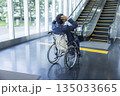 車椅子に乗るスーツの男性　　 135033665