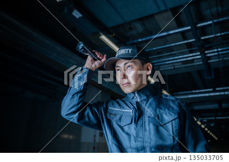 警備員 懐中電灯 点検 135033705