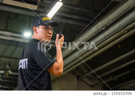 無線機を持つ警備員 135033709