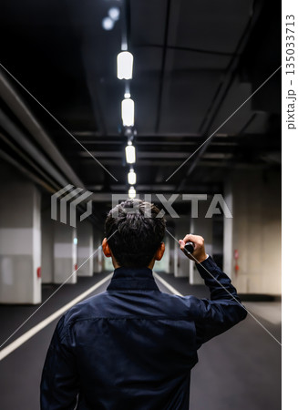 警備員が懐中電灯で巡回 135033713