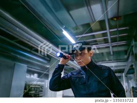 警備員の夜間点検 135033722