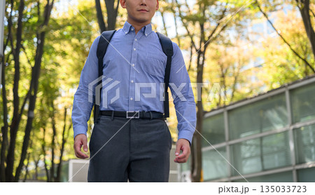 屋外を歩く男性 135033723