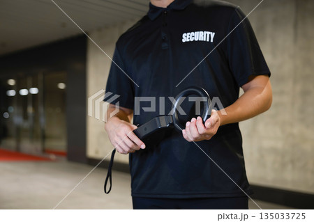 警備員 手荷物検査 135033725