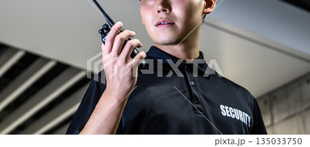 無線機を持つ警備員 135033750