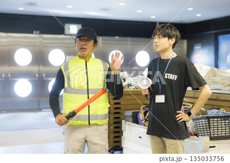 イベント会場で誘導をするスタッフ  135033756