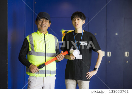 イベント会場で誘導をするスタッフ イベント会場で誘導をするスタッフ 135033761