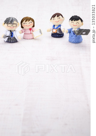 医師、看護師、サラリーマン、OLの人形 135033821