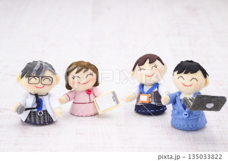 医師、看護師、サラリーマン、OLの人形 135033822