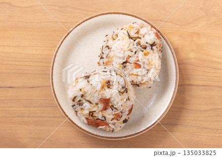 おにぎり(梅干し 塩昆布 鰹節) おにぎり(梅干し 塩昆布 鰹節) 135033825