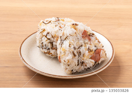 おにぎり(梅干し 塩昆布 鰹節) おにぎり(梅干し 塩昆布 鰹節) 135033826