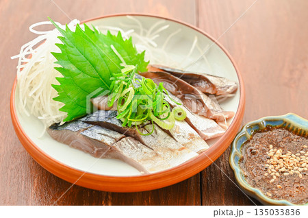 皿に盛った新鮮な鯖の刺身とごまだれ 皿に盛った新鮮な鯖の刺身とごまだれ 135033836