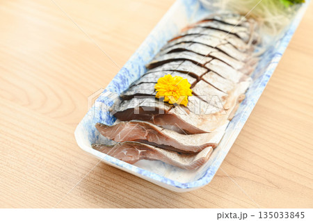 パック入りの新鮮な鯖の刺身 パック入りの新鮮な鯖の刺身 135033845