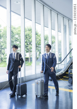 歩くビジネスマン 135033851