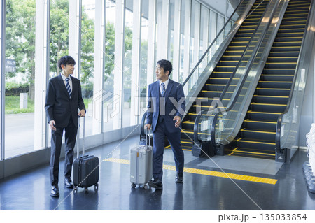 歩くビジネスマン 135033854