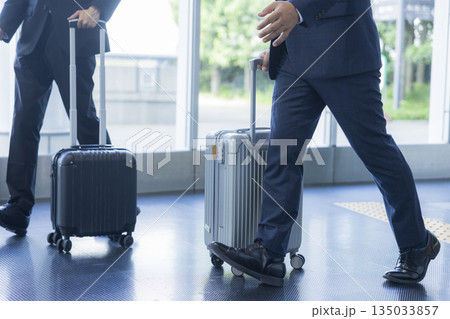 歩くビジネスマン 135033857