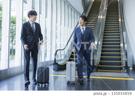 歩くビジネスマン 歩くビジネスマン 135033859