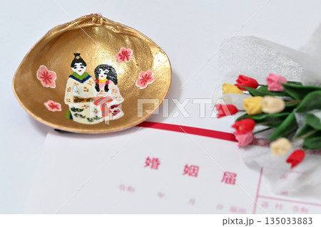 貝殻に描かれた男女と婚姻届 チューリップの花束 貝殻に描かれた男女と婚姻届 チューリップの花束 135033883