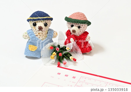 クマ（編みぐるみ）の人形と婚姻届 チューリップの花束 135033918