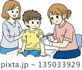 病院で注射する子どものイラスト 135033929