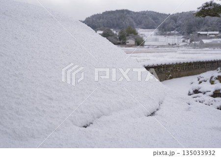 車のフロントガラスに厚く積もった新雪 135033932