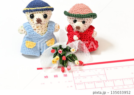 クマ(編みぐるみ)の人形と婚姻届 チューリップの花束 クマ(編みぐるみ)の人形と婚姻届 チューリップの花束 135033952