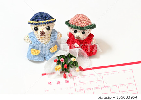 クマ（編みぐるみ）の人形と婚姻届 チューリップの花束 135033954