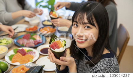 手巻き寿司パーティーを楽しむ女性 135034227