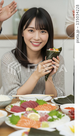 手巻き寿司パーティーを楽しむ女性 135034228