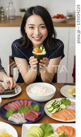 手巻き寿司パーティーを楽しむ女性 135034229