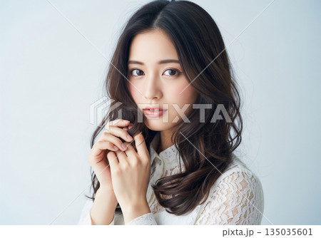 繊細なレースを纏い艶やかなウェーブヘアが目を引く女性 135035601