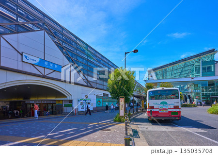 東京都世田谷区の小田急線 経堂駅の北口をロータリーから見る 東京都世田谷区の小田急線 経堂駅の北口をロータリーから見る 135035708
